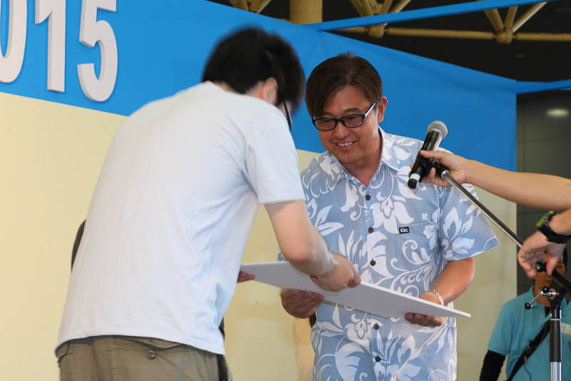 最優秀_賞作品の作者にはハワイアン航空 宍戸日本支社長より関西～ホノルル ペア往復航空券が手渡された