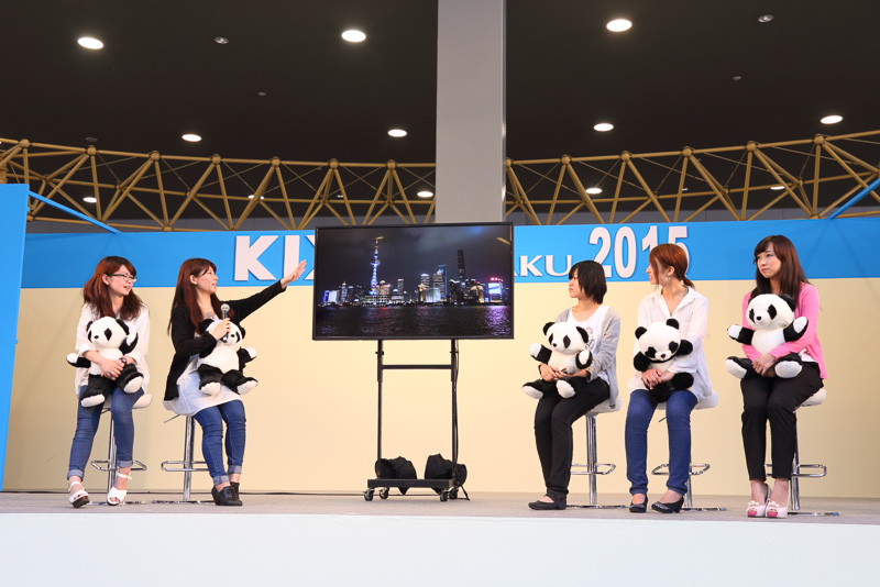 中国で撮ってきたそれぞれの思い出の写真を発表し、それにまつわる想いを語った