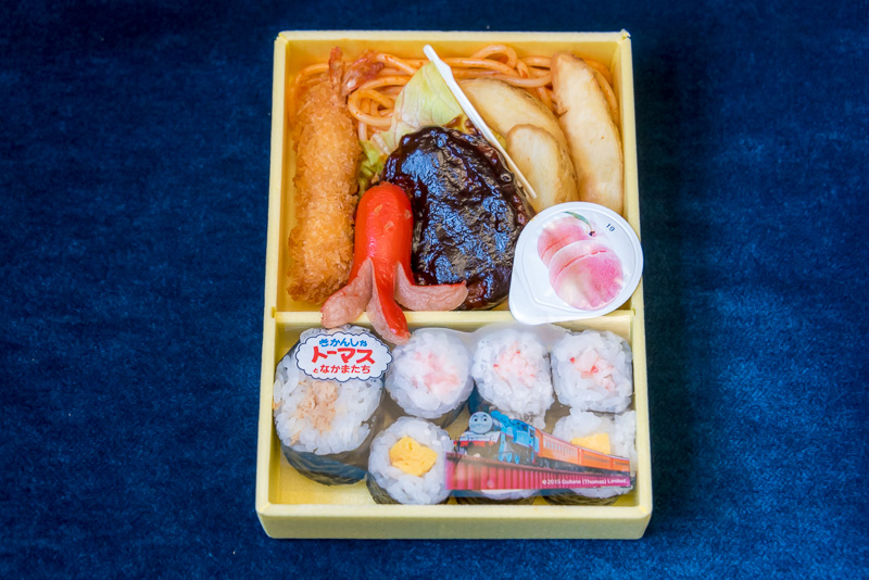 内容は子供の好きな定番メニューを詰めたお子様ランチです