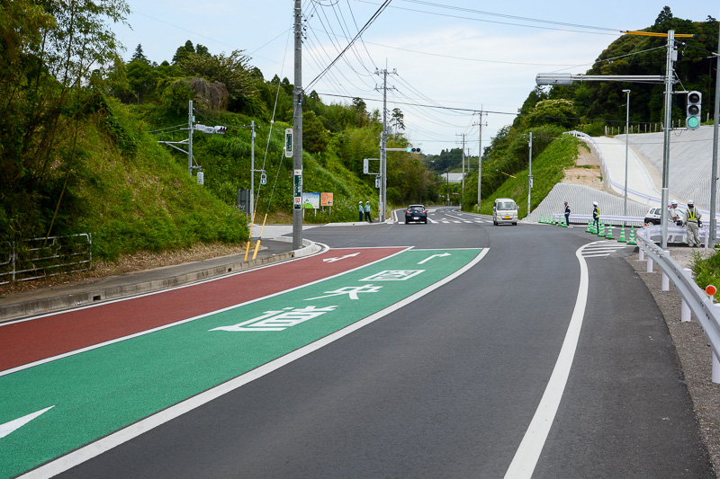 千葉県道63号の下総IC入り口の交差点。成田方面からの車線が色分けされている