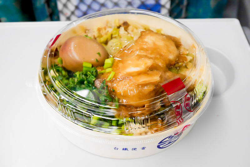 「懐かしの排骨野菜ご飯弁当（臺鐵懷舊排骨菜飯圓木片盒便當）」