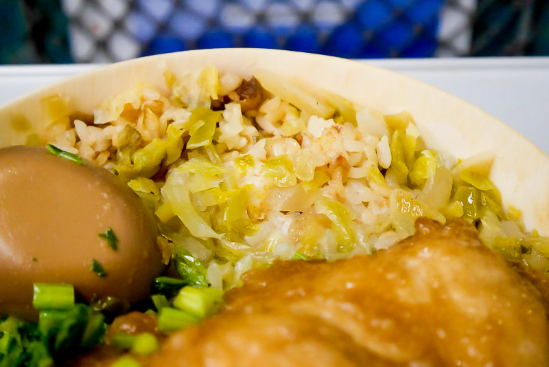 炊き込みご飯は、薄味であっさりとした印象ですが、野菜や干しエビの味が染みていて、こちらもかなり美味しいです。味の濃い排骨や味付けゆで卵との相性も抜群です