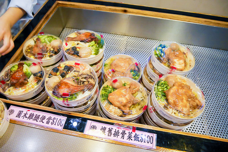 台湾では駅弁は温かい状態で売られています。台北駅の駅弁販売店でも、保温庫に入れられた温かい弁当が売られていました