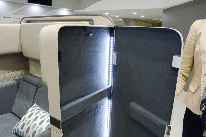 大型のシートモニターや各席にクローゼットを備えるなど、その他の装備も充実している