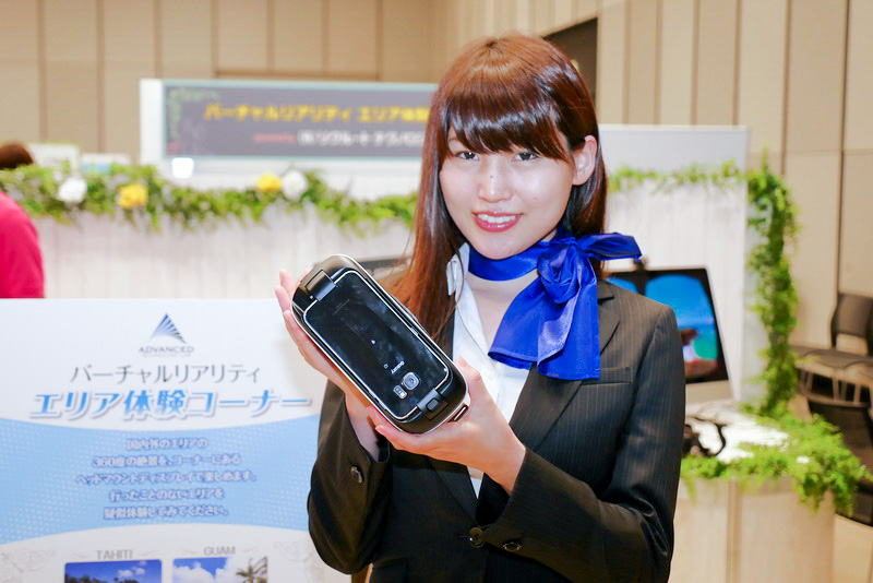 リクルートテクノロジーズが「ゼクシィフェスタ 海外＆国内リゾートウエディング」で展示した、VRヘッドセットを利用したリゾートエリアの疑似体験システム
