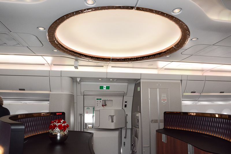 エアバス A350 XWBはビジネスクラスの中央部分に通路がありミニバーカウンターが設置されている