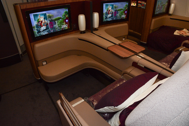 ファーストクラスのシート。ビジネスクラスに比べると特に前後方向に長く、フットレスト部分まで開放感のある空間となっている