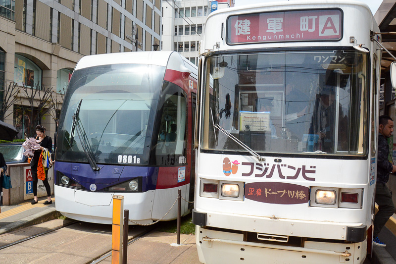 水道町電停を降りた時、見るからに近代的な低床車両が反対側のホームに入ってきた。市電が2009年に運行を開始した0800形だそうだ