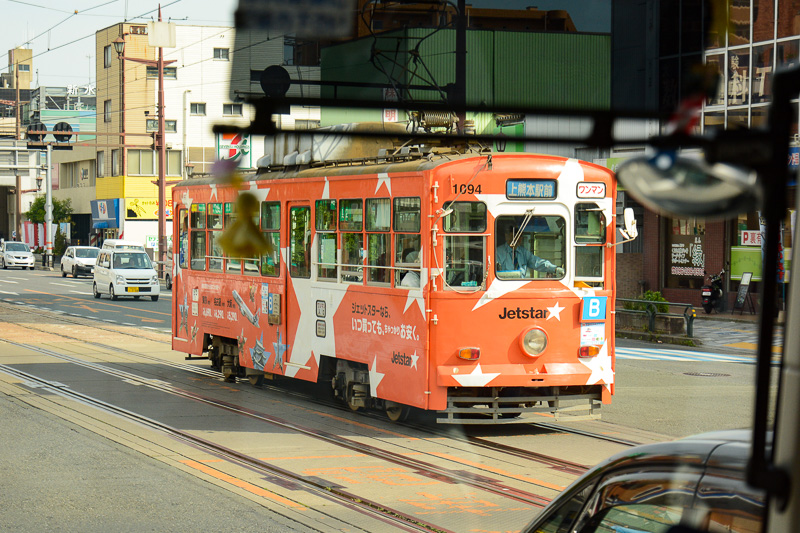 こちらはジェットスター・ジャパンのラッピング車両。隠し撮りのような変なカットだが、バスでの移動中に見つけて慌てて撮影したもの