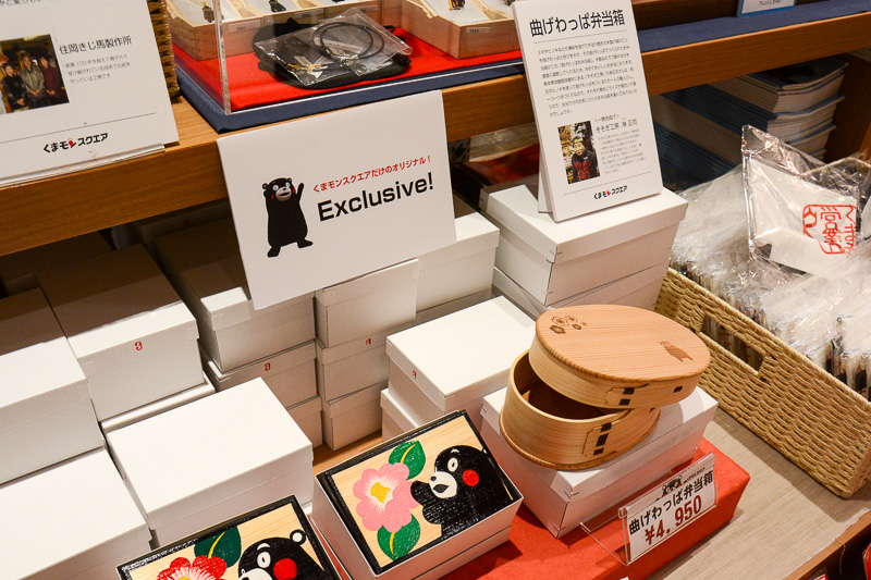 くまモンスクエアオリジナル品を含め、多数のくまモングッズが販売されている