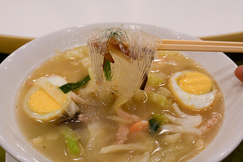 春雨スープにたくさんの具材による五目炒めを載せた「太平燕」。さっぱりした風味に食が進む
