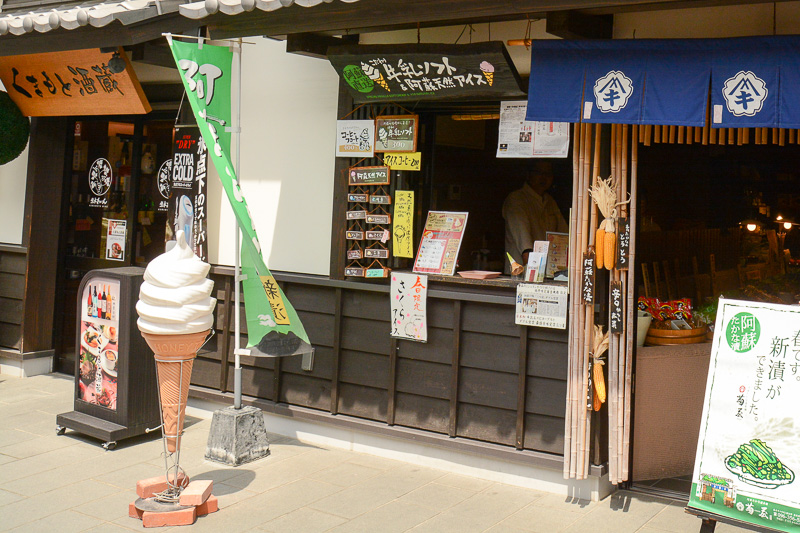 次はデザート後のデザート。国際味覚機構が三ツ星に認定したという牛乳「ASO MILK」を生産する阿部牧場の「牛乳ソフト」（300円）。濃厚で甘いソフトクリームに暑さも忘れられる