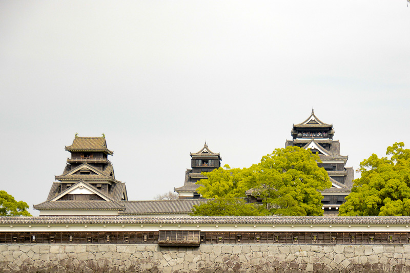 二の丸広場から見た熊本城。右から大天守、小天守、宇土櫓