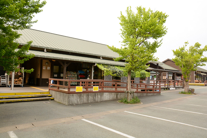 「あそ望の郷 くぎの」。裏に回るとテラスがあり、雄大な阿蘇五岳を一望できる