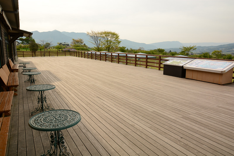 「あそ望の郷 くぎの」。裏に回るとテラスがあり、雄大な阿蘇五岳を一望できる