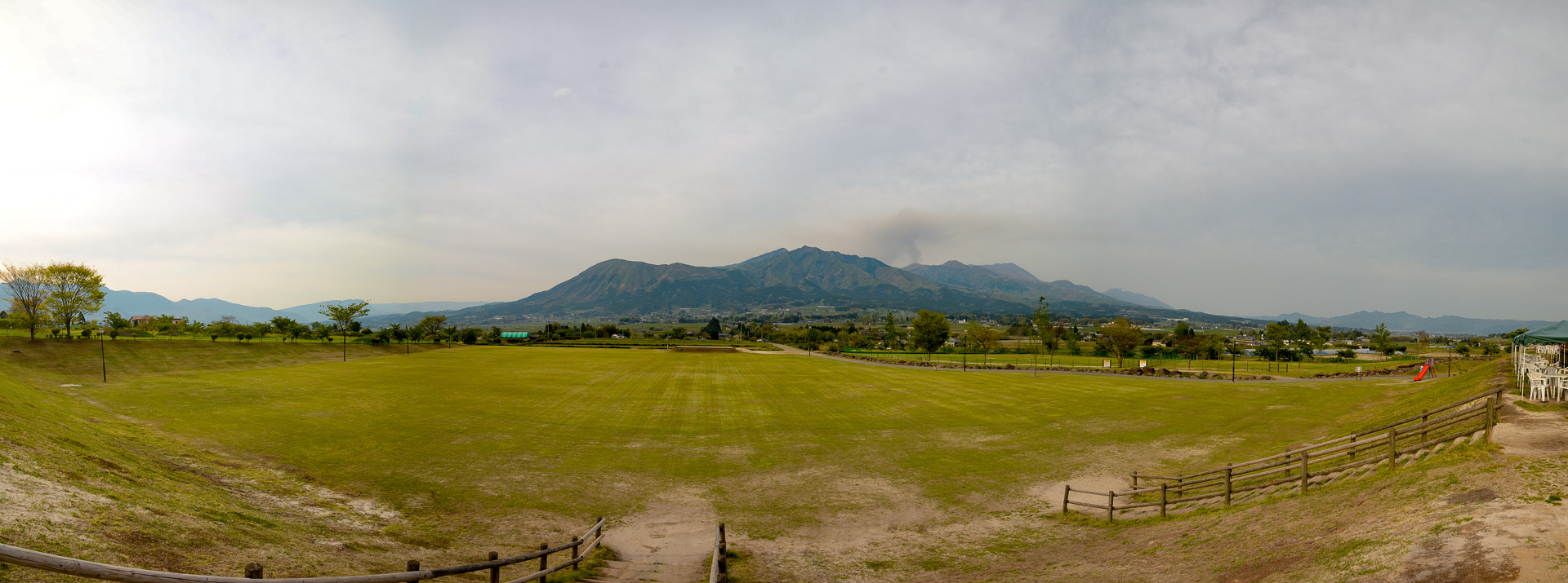 「あそ望の郷 くぎの」からの眺めをパノラマで。噴煙を上げているのは中岳