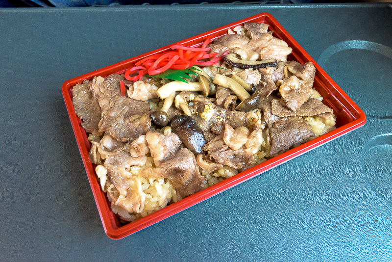 熊野牛をご飯の上に敷き詰め、金箔まで載せています