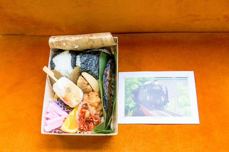 大井川鐵道らしく、弁当の掛け紙の下にはSLのポストカードが1枚入っています
