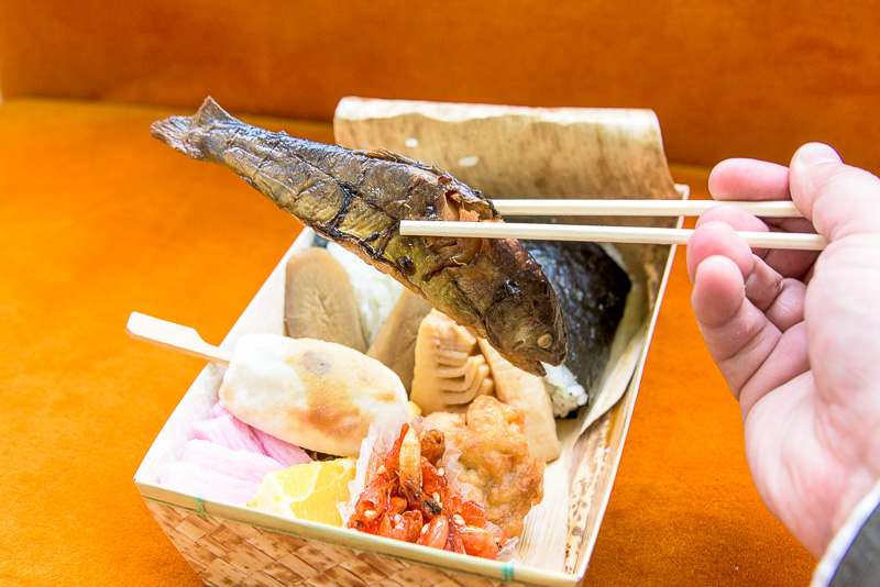 ヤマメの甘露煮が1匹まるごと入っているインパクトのある駅弁