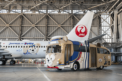 東京ディズニーシーの「ダッフィー」が空を舞う「JALハッピー