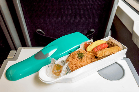 週末駅弁】上野駅「E5系はやぶさ弁当」 E5系のロングノーズを再現した