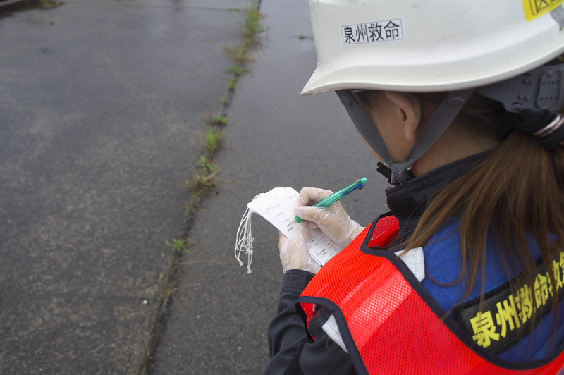 救護所では、チームに分かれて搬送された負傷者のトリアージが行なわれる。軽傷者のチームでは搬送者に問診し、手首にトリアージタグを取り付けていた