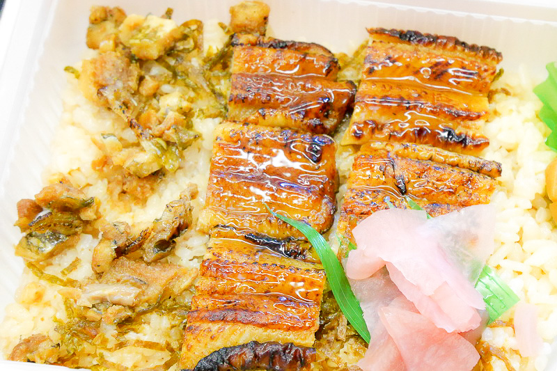 いりこと穴子の出汁で炊かれたご飯と、穴子の蒲焼きや刻み穴子を一緒に食べると、さらに穴子の風味が強まります