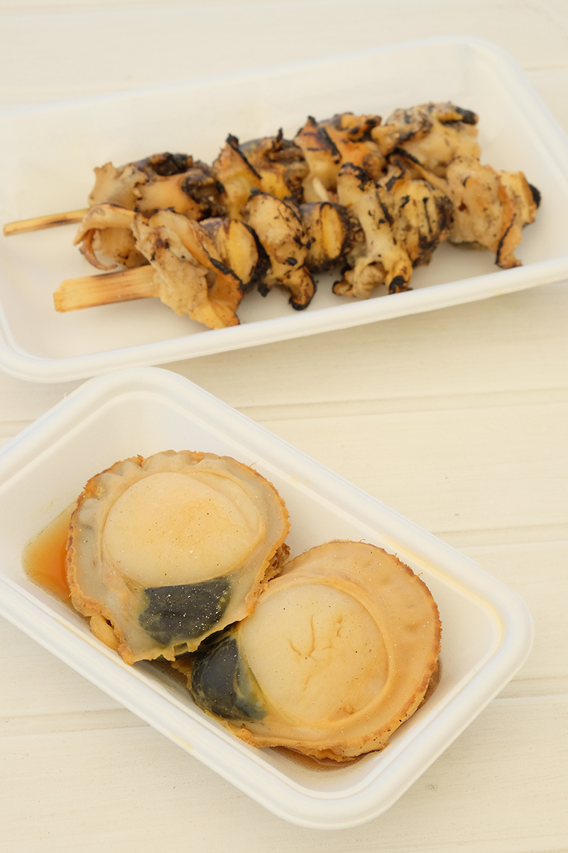 サロマ湖名物 ホタテ焼きは1人前、2玉で400円。つぶ串は1人前2串500円