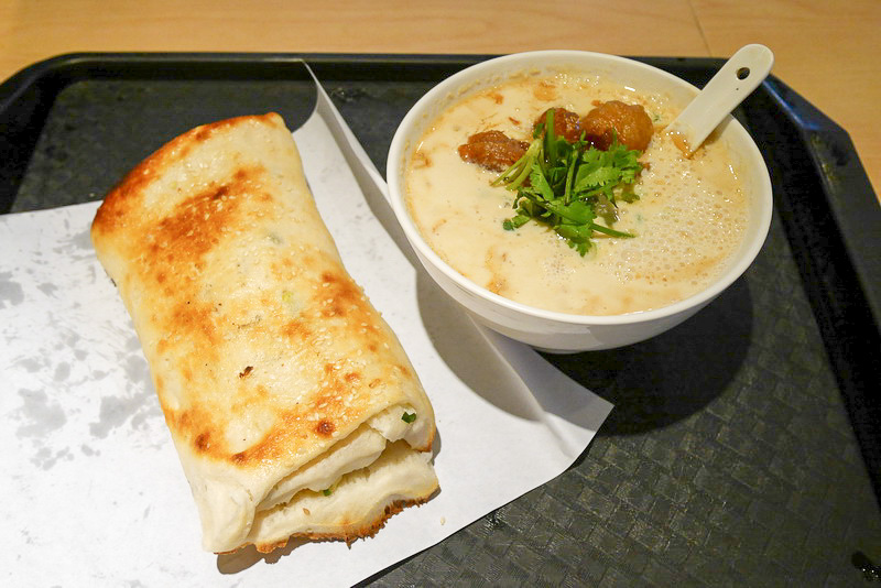 今回注文した鹹豆漿（右）と厚餅夾蛋（左）。価格は合わせて68元