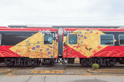 JR西日本、七尾線観光列車「花嫁のれん」公開 本物の金箔を壁一面に