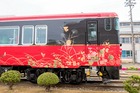 JR西日本、七尾線観光列車「花嫁のれん」公開 本物の金箔を壁一面に