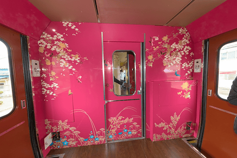 JR西日本、七尾線観光列車「花嫁のれん」公開 本物の金箔を壁