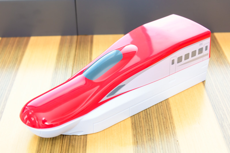 蓋と舟の部分がツメで留まるので、しっかりとしたケースとなっています。また、鮮やかな赤色は実物のE6系に似せてあるため、雰囲気がキチンと出ています