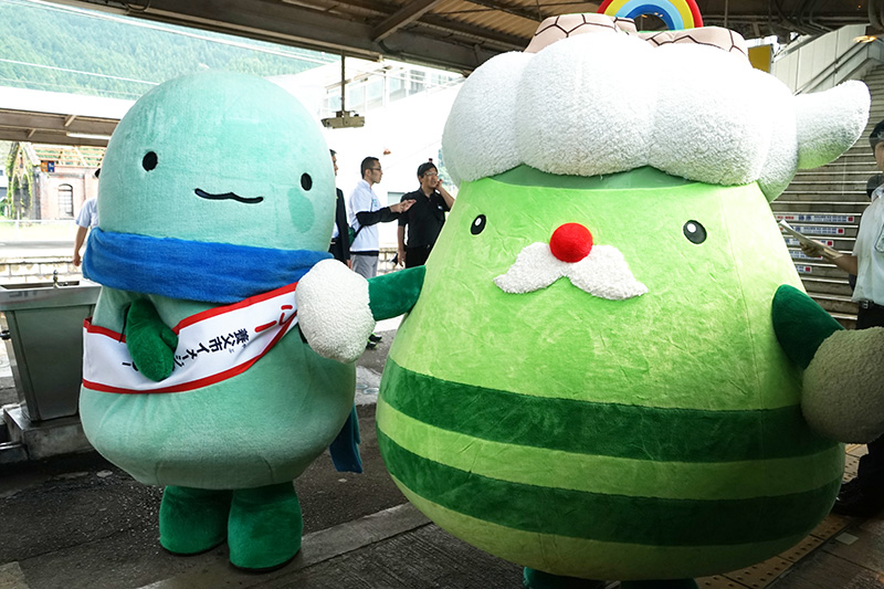 和田山駅では、養父市イメージキャラクター「やっぷー」と竹田城跡マスコット「たけじぃ」がお出迎え