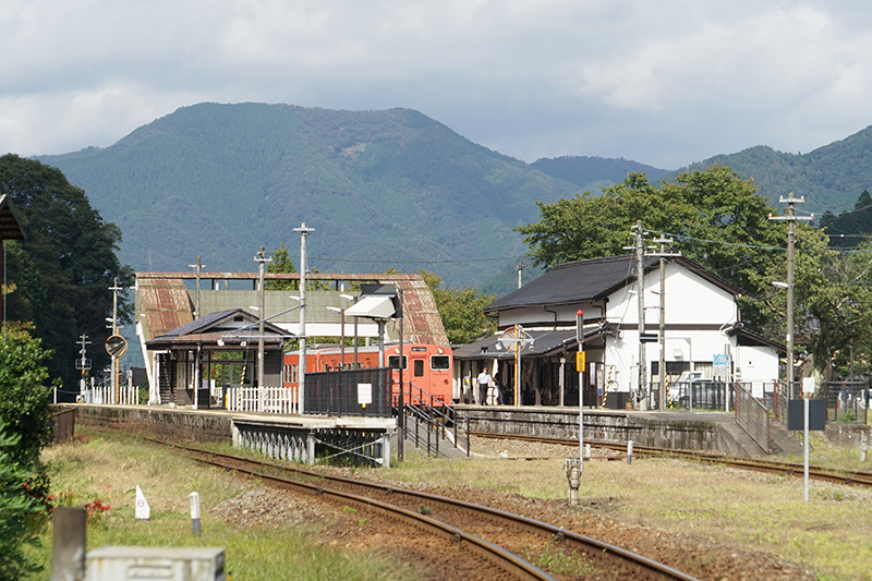 竹田駅のホーム側。周囲にはのどかな自然豊富な風景が広がる