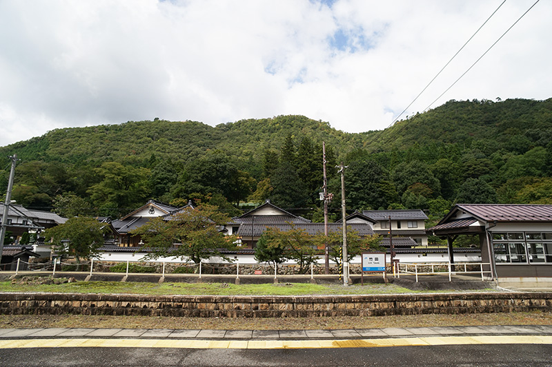 竹田駅のホームから竹田城跡のある古城山が見える。手前には4つのお寺