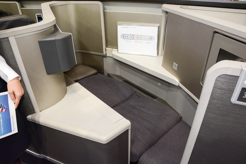 アメリカン航空のボーイング 787に採用されているビジネスクラスシート。フルフラットのシートを実際にすわって体感できる