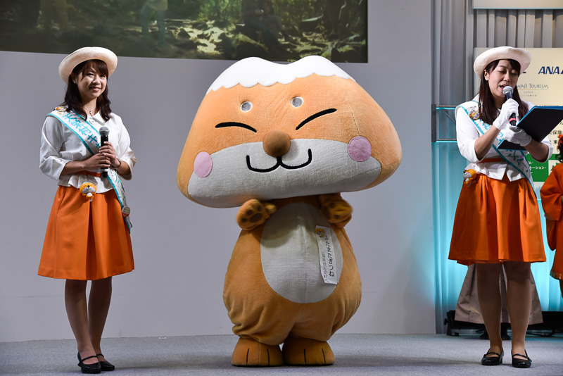 天栄村のふたまたぎつねの得意技は高速しっぽ振り。後ろを向きしっぽを振る姿に会場の誰もがほんわか癒されていた