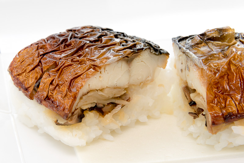 脂の乗った焼き鯖と福井産のコシヒカリ、臭みを抑えるアクセントとして煮椎茸と生姜が挟んであります