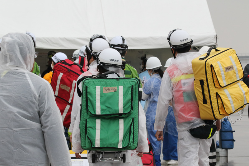 慌ただしい空気の中、日本赤十字社、DMATなどが次々と現地入りする