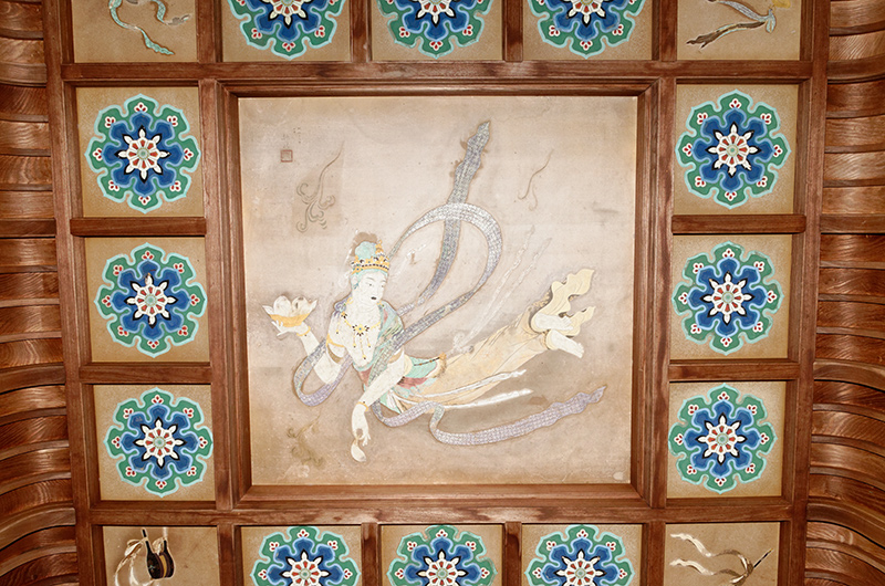 天井の凝った造作や絵