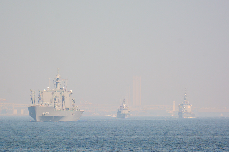 横須賀、横浜、木更津の各港から出港した艦が集まってくる。ヘリコプターも頻繁に往来していた