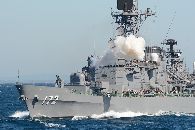 護衛艦しまかぜの5インチ単装速射砲からの祝砲