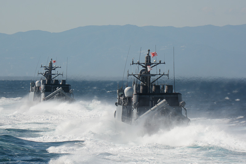 ミサイル艇おおたか、くまたか、しらたかによる、対赤外線誘導弾ミサイル防御を行なうIRデコイの発射と35ノット（65km/h）での高速航行