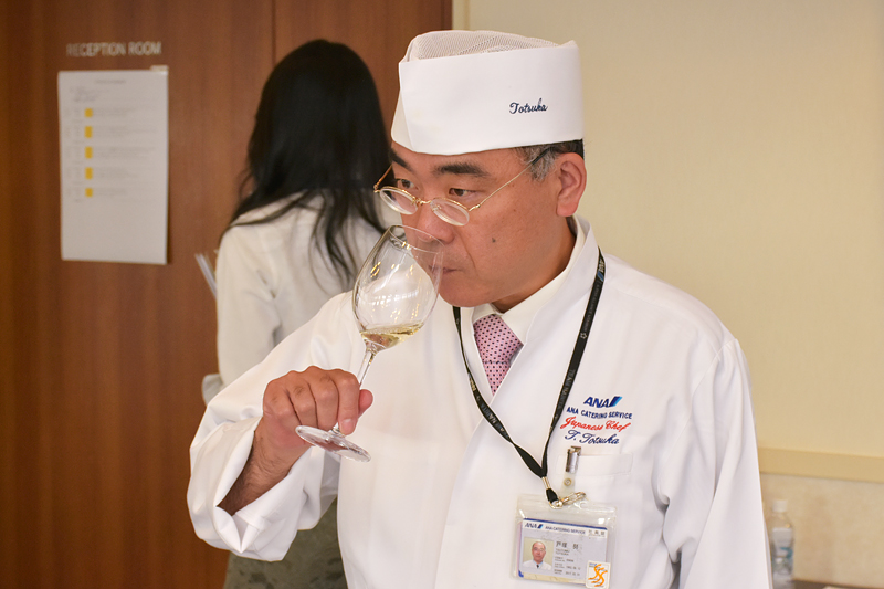 テイスティングをする和食の戸塚努シェフ