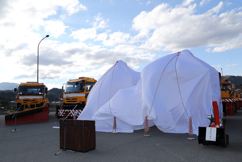 国土交通省 中部地方整備局 高山国道事務所管内の除雪出発式は、秋晴れのなか国道41号沿いの袈裟丸パーキングで行なわれた