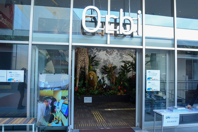 オービィ大阪のメインエントランス。この奥でキリンやライオン、シマウマなどが出迎えてくれる