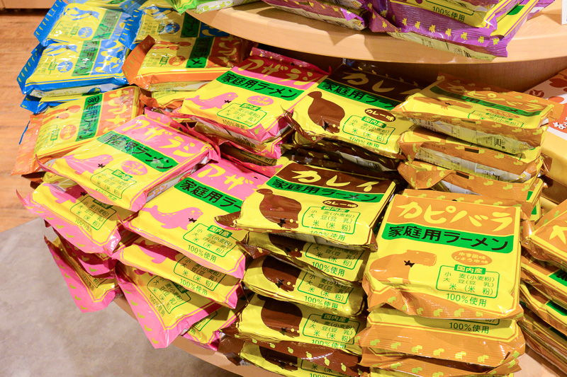 動物をテーマにしたグルメやぬいぐるみ、ペーパークラフトほかの知育玩具などが充実。動物や恐竜の形にカットした焼き海苔も人気アイテムだそうだ