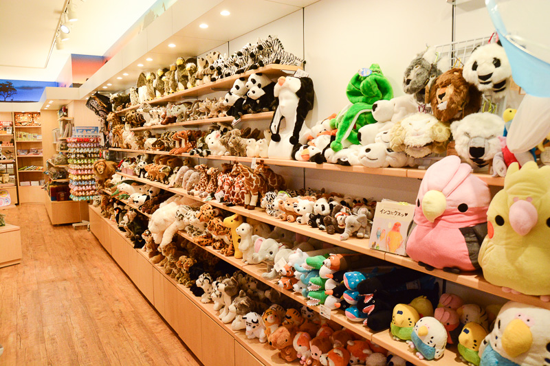 動物をテーマにしたグルメやぬいぐるみ、ペーパークラフトほかの知育玩具などが充実。動物や恐竜の形にカットした焼き海苔も人気アイテムだそうだ