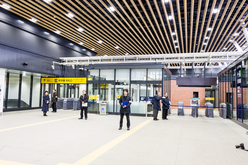 新幹線の改札口。右側は在来線への乗り換え改札